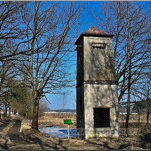 Jediná přeživší stavba, transformátor, z poměrně rozhlehlé vsi (439m n.m.) a alej odbočující ze silnice Maxov-Všeruby.