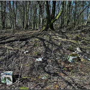 Prostor vsi, který byl důkladně zbourán a rozhrnut buldozery, tudíž se žádné výrazné zbytky nedochovaly. Jen všude přítomné hromady sutin porostlé náletem a kameny ze základů.