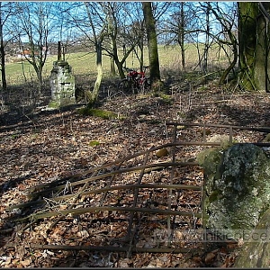 Prostor osady s pozůstatky po demolici, v pozadí Všeruby.