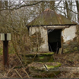 Vodojem nad rybníčkem a pod cestou procházející celou vískou do Novosedelských Hutí.