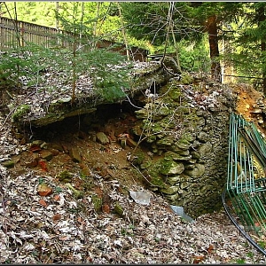 Pozůstatky základů a sklepa pod táborem z jiného úhlu.