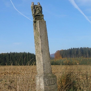 Prostor zaniklé obce je rozorán, takže torzo kříže stojí na úzké pásu zelené meze.