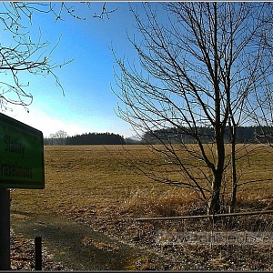 Most přes potok ke hranici, kudy dříve vedla cesta do Bavorska, vpravo na louce stávaly dvě usedlosti.