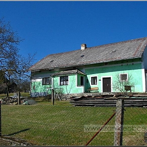 Druhá přeživší chalupa na konci nebo začátku polozaniklé vísky, vlevo v pozadí první chalupa.