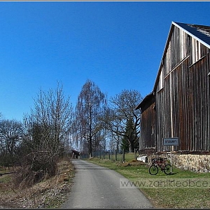 Stodola na pozemku druhé přeživší chalupy, další stávaly na levé straně cesty.