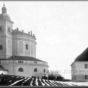 Pohled na poutní kostel Svaté Anny a vpravo na faru a školu.