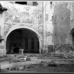 1966 - pohled do totálně zdemolovaného interiéru poutního kostela Sv. Anny, na čemž se podepsali komunisté a jejich socialistické zřízení. Kostel fungoval jako kravín.
