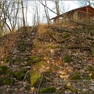 Kamenné pozůstatky po turistické chatě a hospodě.