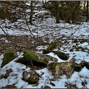 Nevýrazné hromady základů samot.