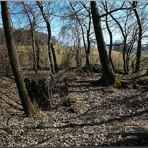 Interiér samoty, vlevo nádrž na vodu a v pozadí podezdívka od základů.