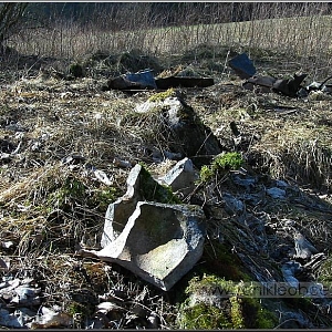 V prostoru samoty se stavebními pozůstatky.