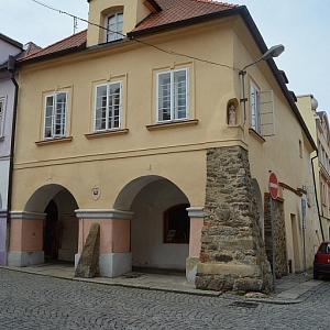 Měšťanský dům čp. 105 je nemovitou kulturní památkou města Domažlice.