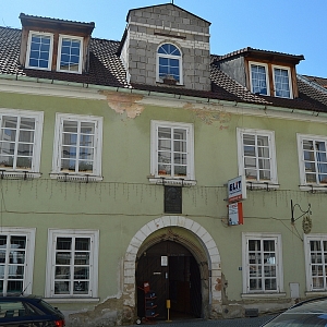 Měšťanský dům čp. 30 je nemovitou kulturní památkou města Domažlice.