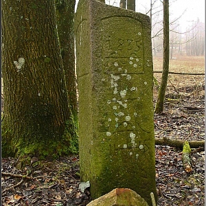 Starý sokl od křížku z r. 1885 na začátku osady při cestě do bavorského Kritzentalu.