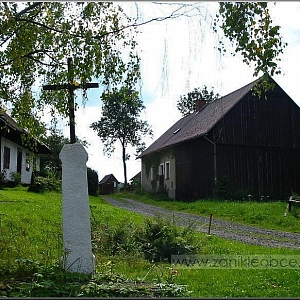 Střed polozaniklé vísky, dnes rekreační osady s největším shlukem usedlostí, zvané Plešno.