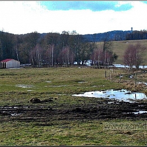 Pohled od torza křížku Honsmichlkreuz na střed býv. obce.