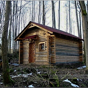 Novodobě postavený srub na starých základech v centru býv. Vsi.