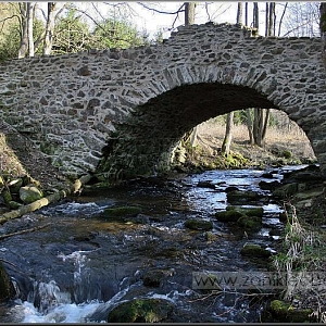 Starý a opravený kamenný most přes Radbuzu pod silnicí za zaniklou obcí. Přes most vedla stará cesta k Novosedlům a Malému Horšínu.