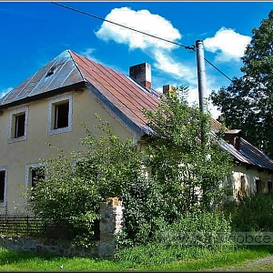 Jeden původních a nepřestavěných domků, avšak neobyvatelný.