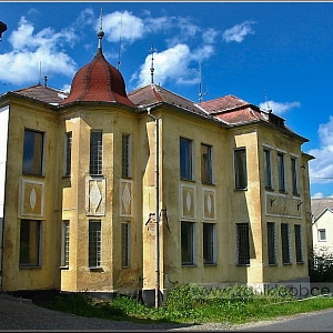 Hlavní třída se zajímavou vilou, kterou po r. 1948 obsadila armáda coby rotu Pohraniční stráže.
