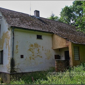 Druhý přeživší, ale rovněž neobyvatelný domek z bývalé vísky.