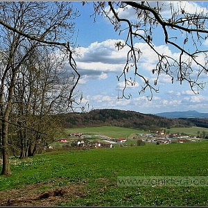 Vlevo pohled na prostor samot s pozadím Folmavy a V. a M. Ostrého (Gr. a Kl. Osser, 1293m a 1266m).