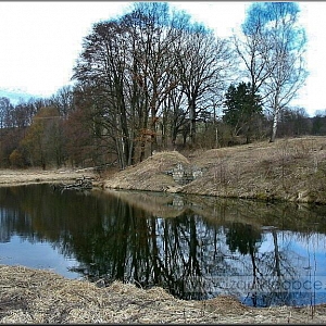 Novodobý rybníček v prostoru bývalého mlýna, v pozadí je vidět starý náhon.