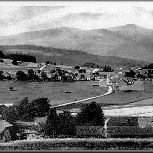 Pohled na Úpor od Dolního Úporu/Unter-Anger s pozadím Starého Herštejna (878m).