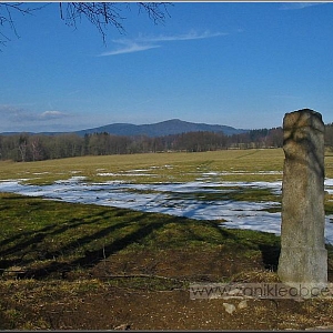 Starý sokl od křížku nad Dietlhofem s pohledem vlevo k Úporu a s pozadím Starého Herštejna (878m).