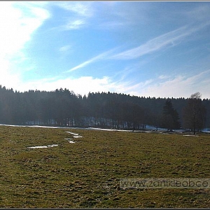 Celkový pohled na zaniklou osadu z míst dnes přeorané cesty k Úporu.