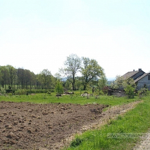 Jediná usedlost v Kostelišti, kam asfaltová cesta nevede. Po kostele sv. Jana Křtitele není v terénu sebemenší stopa.